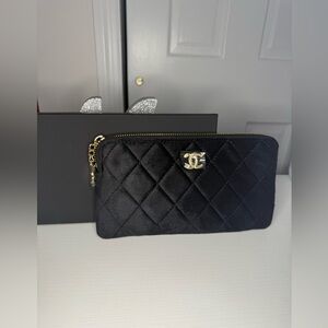 CHANEL Beauty Gift with purchase Black Velvet Wristlet with box